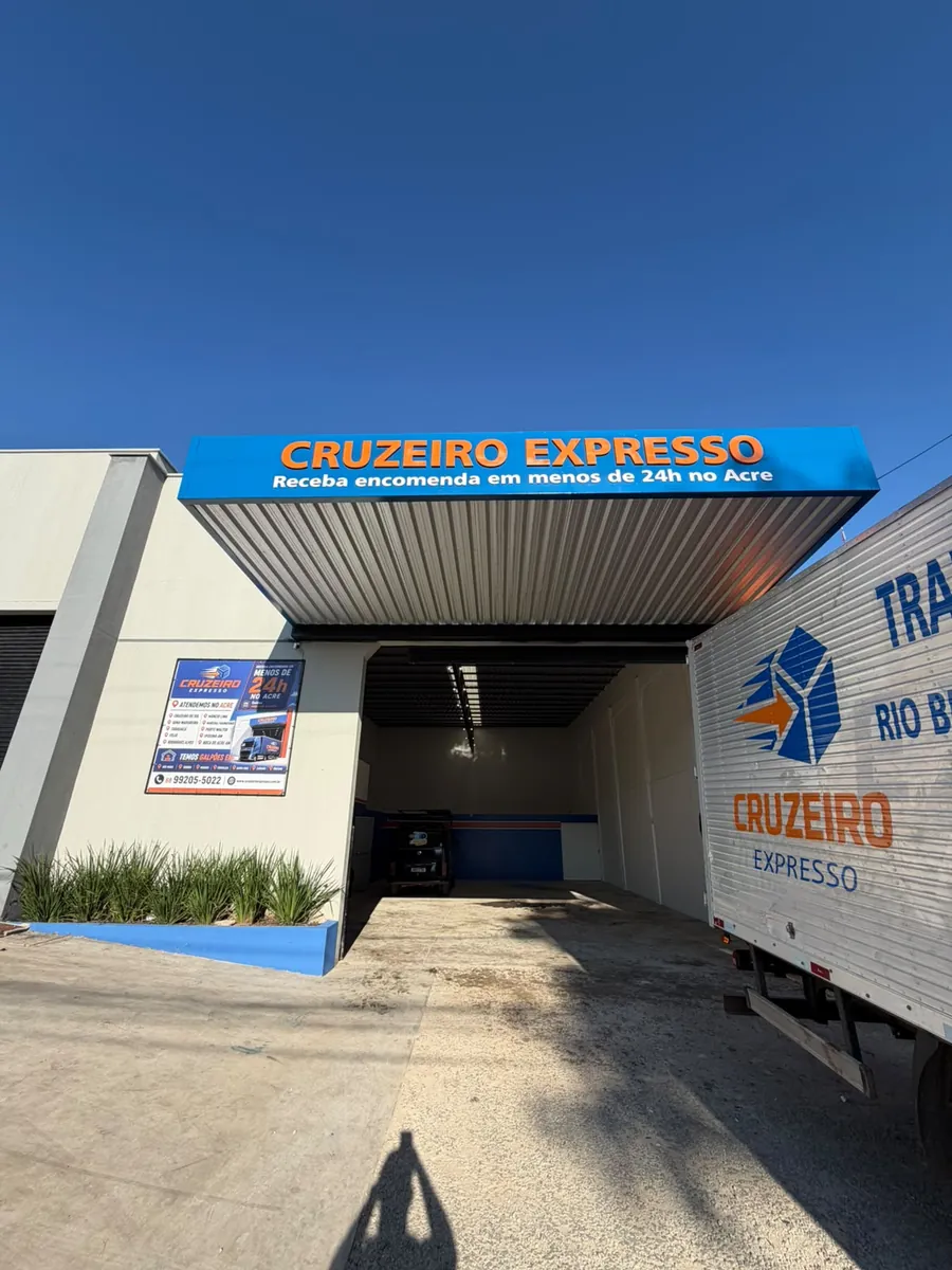 Fachada do galpão da Cruzeiro Expresso no Acre, com o caminhão da empresa na entrada